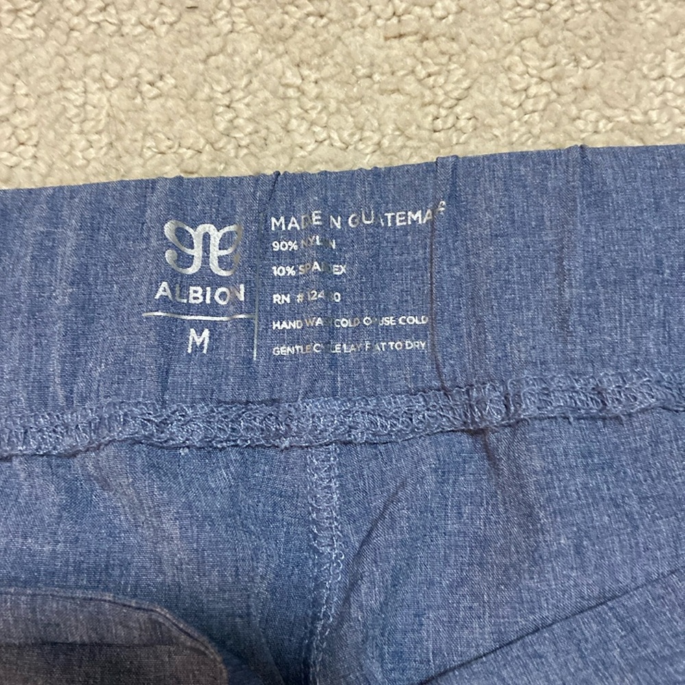 EUC| Light Blue Chambray Albion Fit Jetsetters with Gold Zipper Accents M - Picture 3 of 4